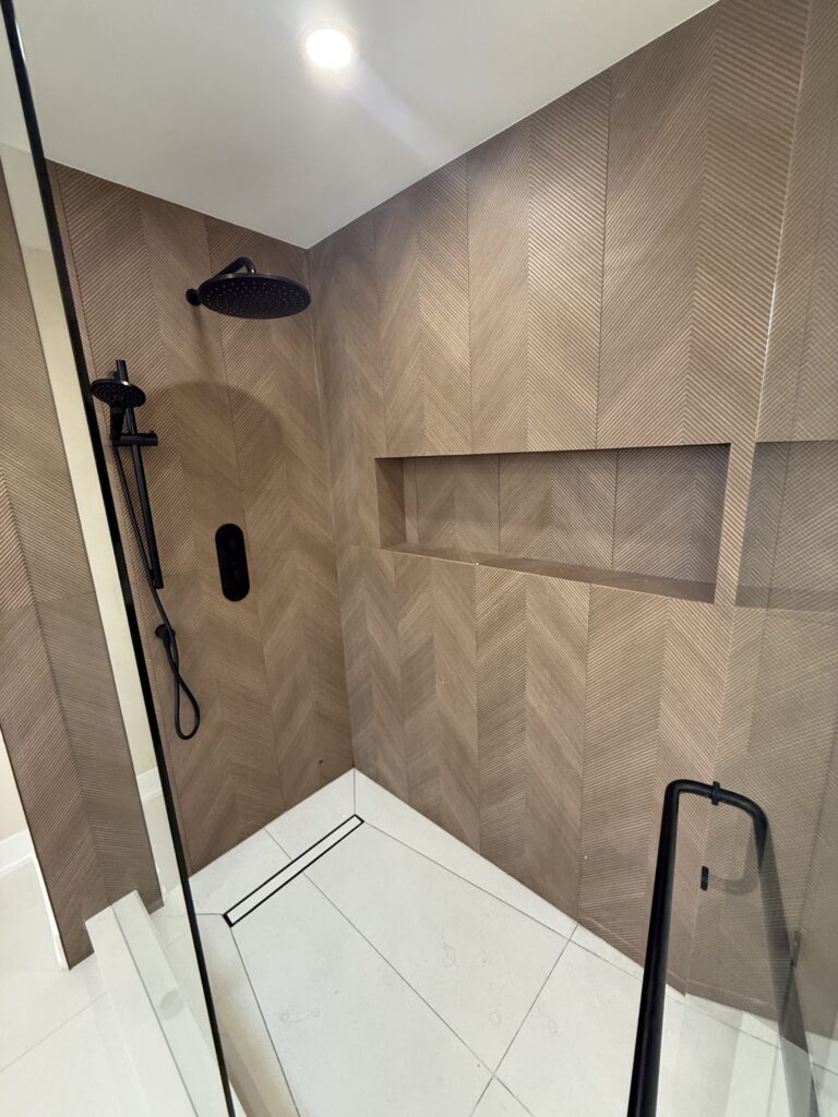 Shower with a long built-in niche